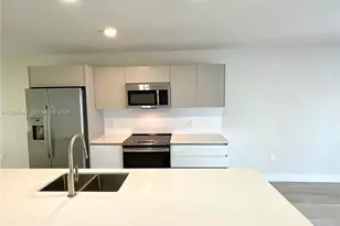 2555 NE 193rd St, Miami, FL 33180 - Photo 3