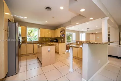 9520 E Broadview Dr, Bay Harbor Islands, FL 33154 - Photo 15