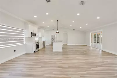 6320 NW 199th St, Hialeah, FL 33015 - Photo 7