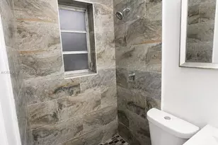 552 NE 161st St, Miami, FL 33162 - Photo 17