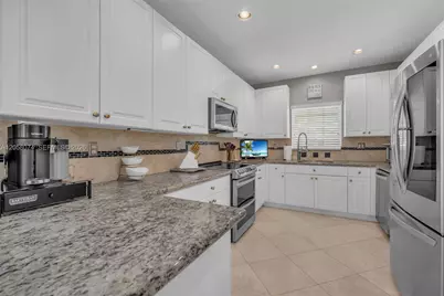 7565 NW 19th Dr, Pembroke Pines, FL 33024 - Photo 17