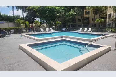 8290 Lake Dr #405, Doral, FL 33166 - Photo 23