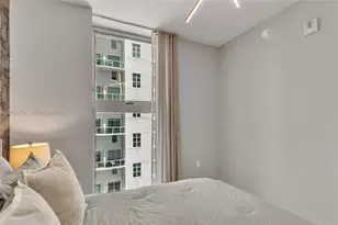 77 SE 5th St, Miami, FL 33131 - Photo 7