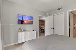 77 SE 5th St, Miami, FL 33131 - Photo 5