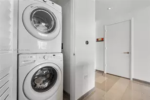 68 SE 6th St, Miami, FL 33131 - Photo 23