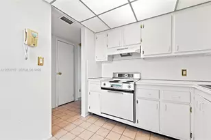3401 N Country Club Dr, Aventura, FL 33180 - Photo 23