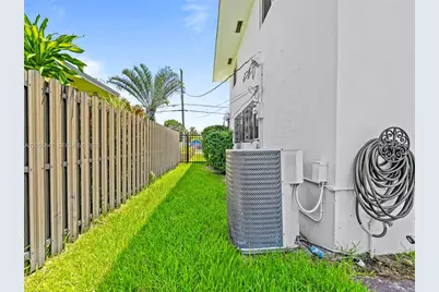2045 NW 115th St, Miami, FL 33167 - Photo 37