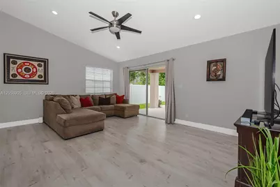 945 NW 202nd Ave, Pembroke Pines, FL 33029 - Photo 7