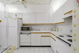 20100 W Country Club Dr, Aventura, FL 33180 - Photo 9