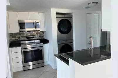 7600 Collins Ave #1008, Miami Beach, FL 33141 - Photo 3