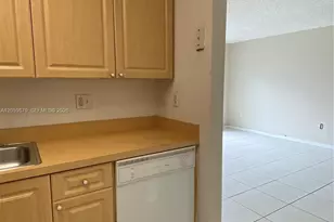 9350 Fontainebleau Blvd, Miami, FL 33172 - Photo 13