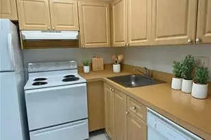 9350 Fontainebleau Blvd, Miami, FL 33172 - Photo 11