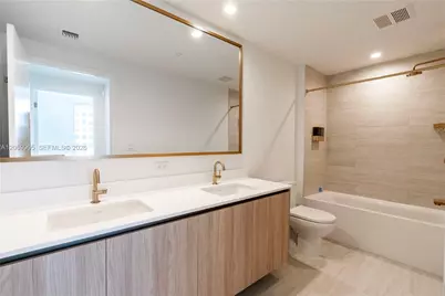 77 SE 5th St #3914, Miami, FL 33131 - Photo 11