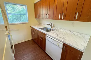 215 NW 25th St, Wilton Manors, FL 33311 - Photo 3