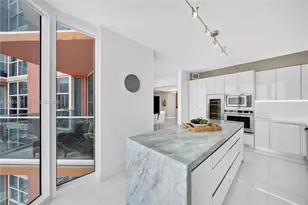 300 South Pointe Dr, Miami Beach, FL 33139 - Photo 9