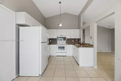 8666 SW 14th St, Pembroke Pines, FL 33025 - Photo 11