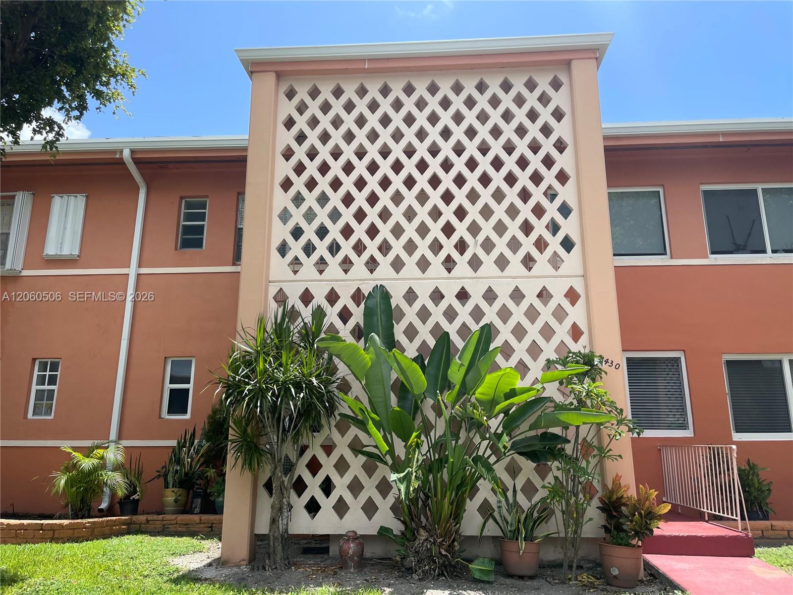 3430 SW 10th St #3 main architectural view