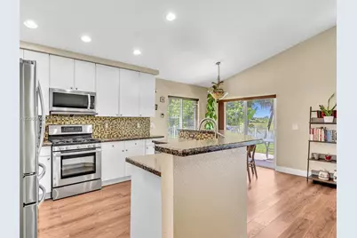 1208 NW 144th Ter, Pembroke Pines, FL 33028 - Photo 9