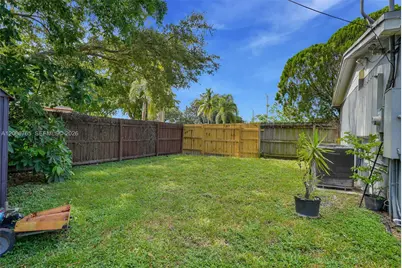 201 N 68th Way, Hollywood, FL 33024 - Photo 17