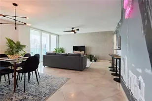 31 SE 5th St, Miami, FL 33131 - Photo 9