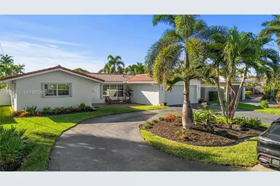 2207 NE 16th Ave, Wilton Manors, FL 33305 - Photo 1