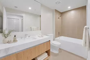 11 NE 6th St, Miami, FL 33132 - Photo 19