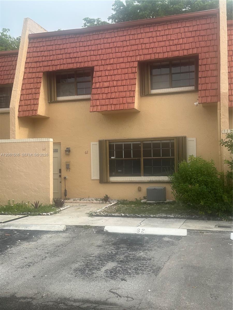 62 Spinning Wheel Ln - 62 Spinning Wheel Ln, Tamarac, FL 33319 Luxury Property | Jose Angel Pina