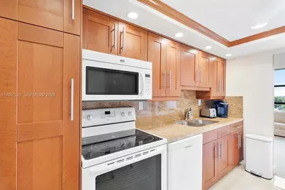 600 Parkview Dr #709, Hallandale Beach, FL 33009 - Photo 5