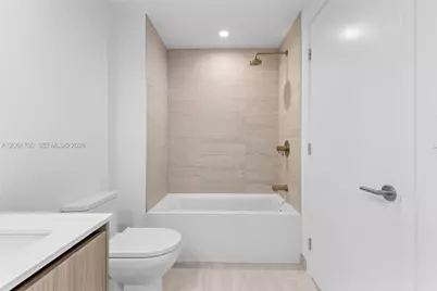 77 SE 5th Street #2205, Miami, FL 33131 - Photo 17