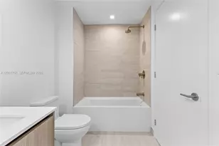 77 SE 5th St, Miami, FL 33131 - Photo 17
