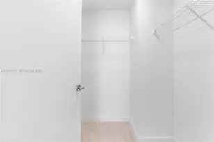 77 SE 5th St, Miami, FL 33131 - Photo 15