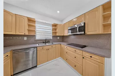 1055 NW 32nd Ct, Miami, FL 33125 - Photo 15