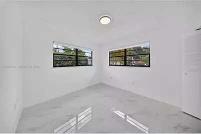 1055 NW 32nd Ct, Miami, FL 33125 - Photo 17
