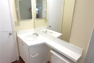 2890 N Oakland Forest Dr, Oakland Park, FL 33309 - Photo 17