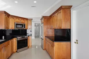 19081 NW 77th Ct, Hialeah, FL 33015 - Photo 11