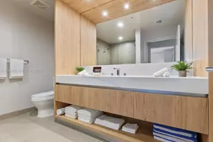 11 NE 6th St, Miami, FL 33132 - Photo 11