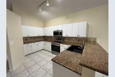 1540 W Lacosta Dr W, Pembroke Pines, FL 33027 - Photo 9