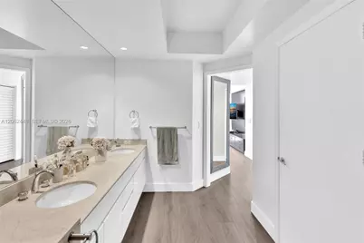 848 Brickell Key Dr #1805, Miami, FL 33131 - Photo 23