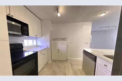 8630 SW 3rd St #101, Pembroke Pines, FL 33025 - Photo 9