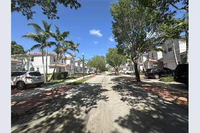 1015 NE 208th St, Miami, FL 33179 - Photo 25