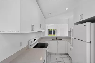 792 SW 9th St, Florida City, FL 33034 - Photo 9