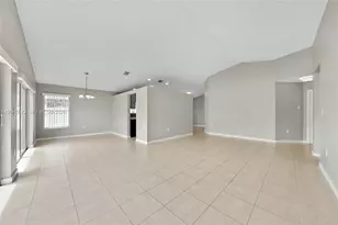 18946 NW 10th St, Pembroke Pines, FL 33029 - Photo 9