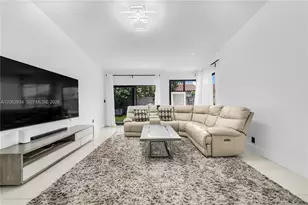 522 NE 195th St, Miami, FL 33179 - Photo 11