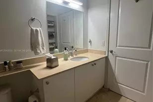 170 SE 14th St, Miami, FL 33131 - Photo 17