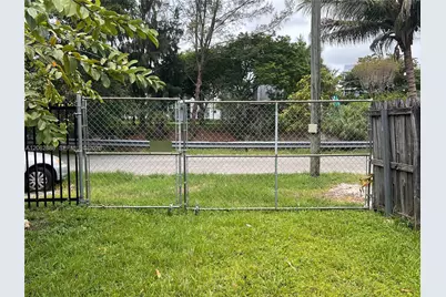 12510 W Golf Dr, Miami, FL 33167 - Photo 11