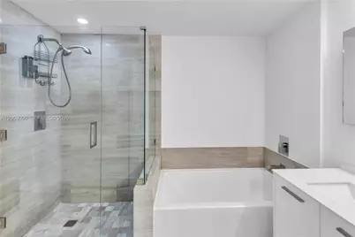 1300 Brickell Bay Dr #903, Miami, FL 33131 - Photo 23