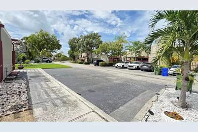 1151 Windward Dr #1151, Pembroke Pines, FL 33026 - Photo 3