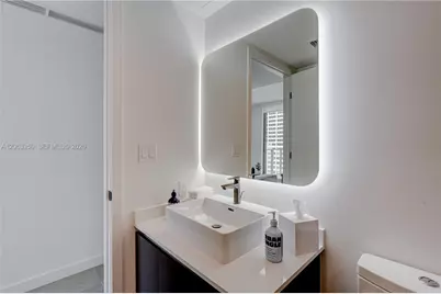 227 NE 2nd St #2500, Miami, FL 33132 - Photo 11