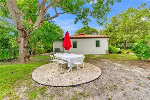 11201 NE 10th Ave, Biscayne Park, FL 33161 - Photo 27