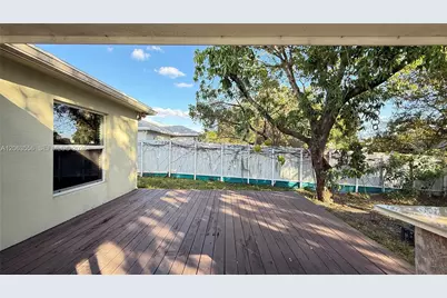 1018 Foster Rd, Hallandale Beach, FL 33009 - Photo 23